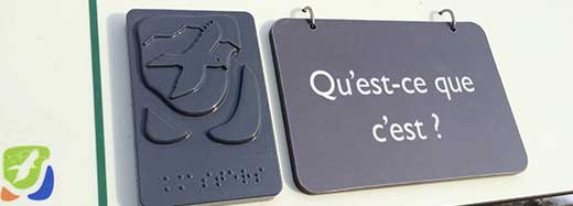 Les &eacute;l&eacute;ments tactiles ont &eacute;t&eacute; r&eacute;alis&eacute;s pour partie en gravure et pour partie en impression 3D.