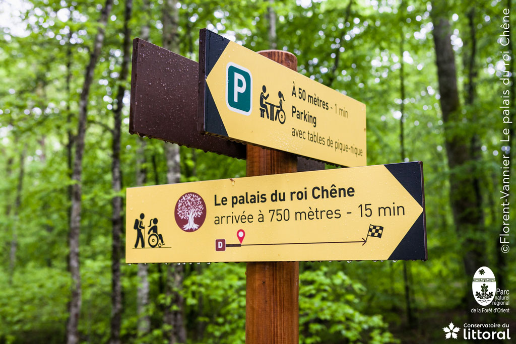 Signal&eacute;tique PMR sur le sentier.