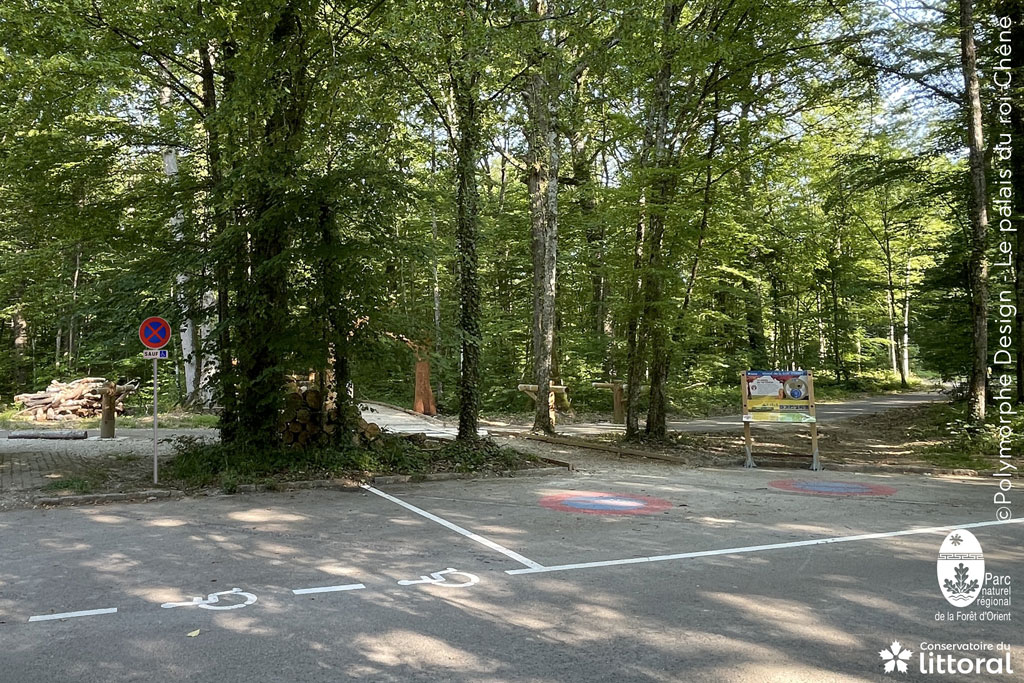Photo de l'espace pi&eacute;tonnis&eacute; au d&eacute;part du sentier sur le parking de la maison du parc naturel r&eacute;gional de la For&ecirc;t d'Orient.